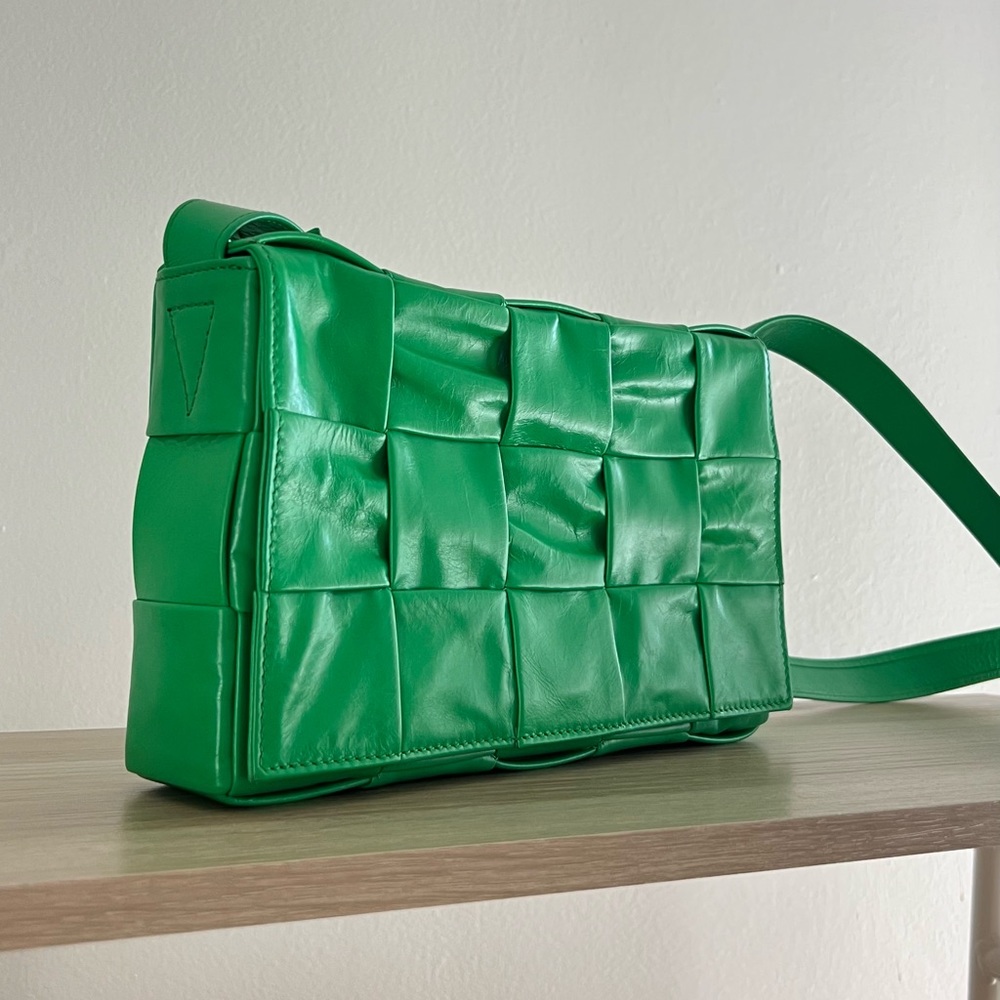 Bottega Veneta Intrecciato Paper Leather Messenger Bag in Parakeet